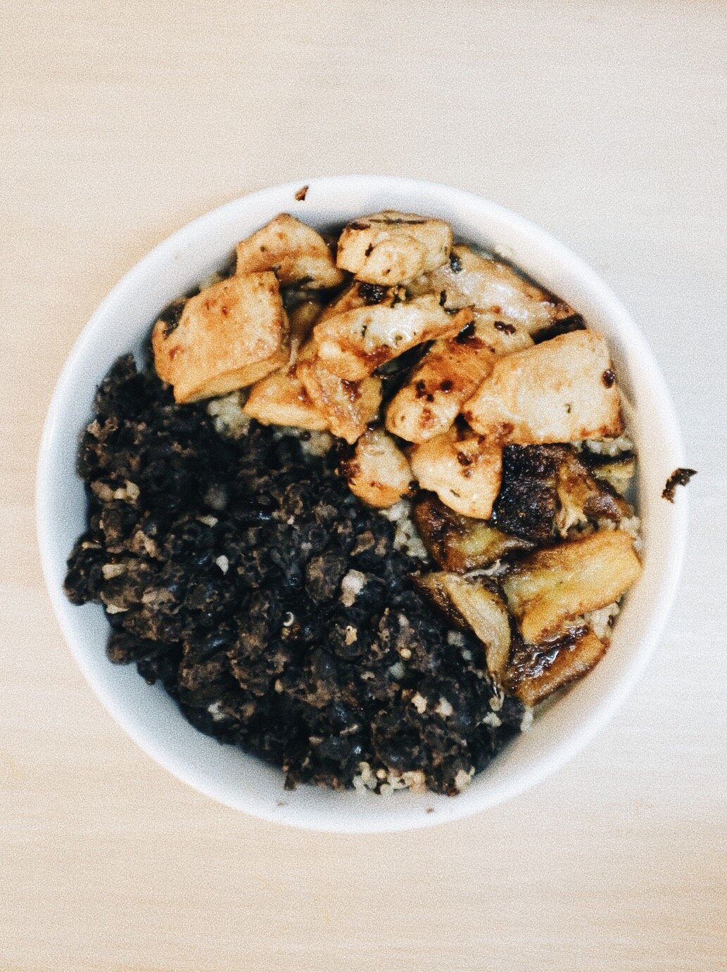 Quinoa Bowl com Banana, Frango e Feijão Preto