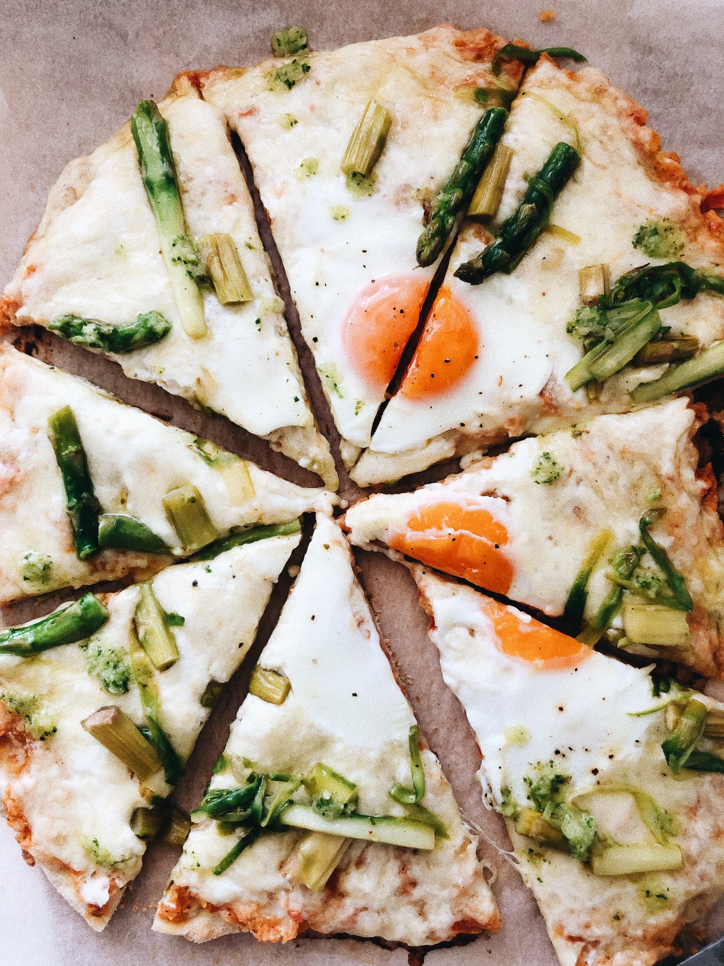 Pizza com Ovo e Espargos