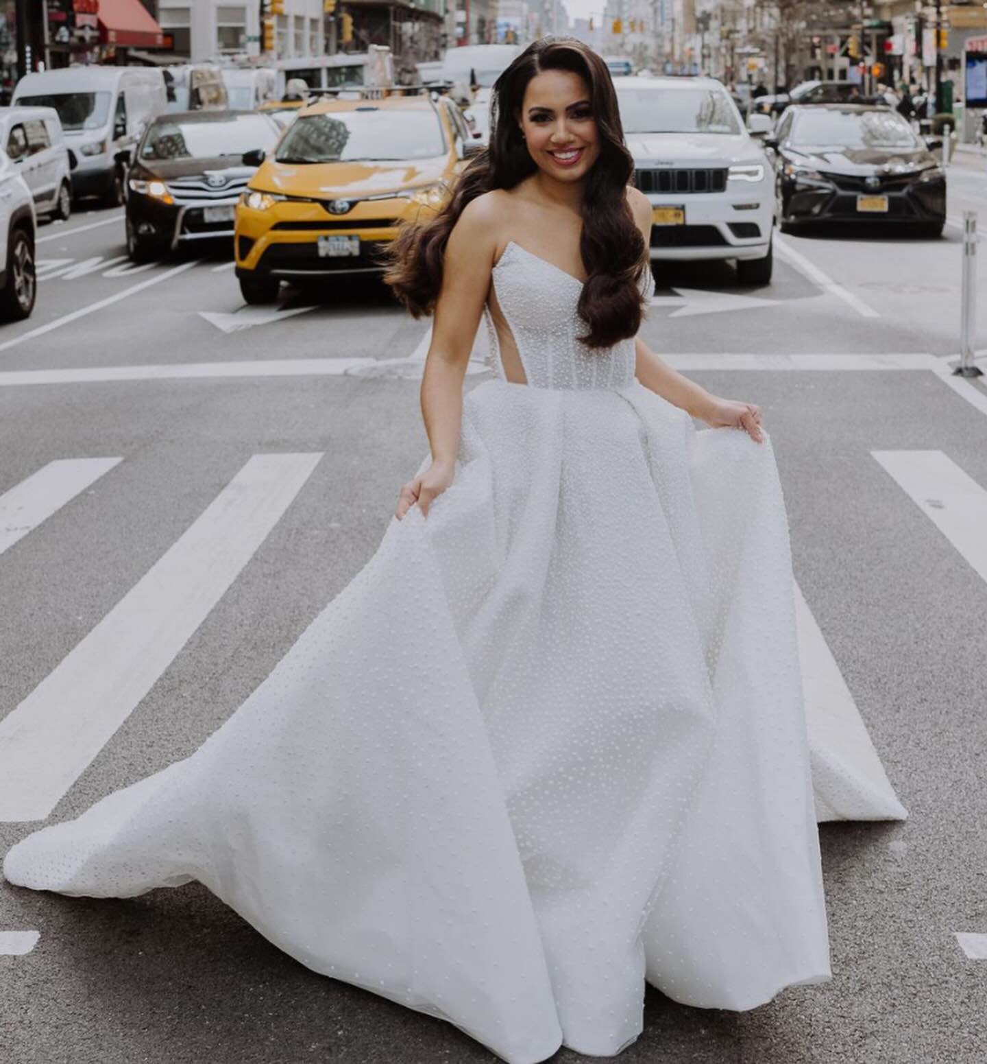 Be a bride that stops traffic!!💍🤍

#nycbride #newyorkcity #bridalmoment #newyorkminute #newyorknewyork #bridetobe #misstomrs #shesgettingmarried #stoppingtraffic #bridalmakeup #bridalhairstyle #weddinggown #weddingdresses #weddinginspo #weddingphot