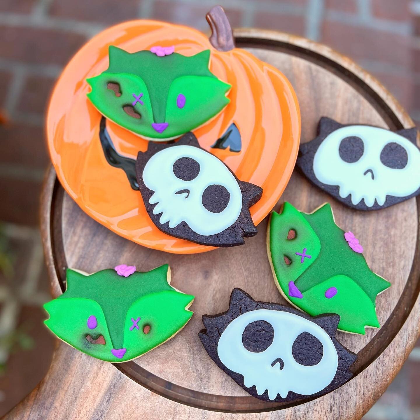 Fox zombie 🧟&zwj;♂️ and fox skull 💀 cookies make their triumphantly spooky return today! 🦊🎃🍂 Made &amp; photographed by @flour.dusted 

(The zombies are sugar cookies and the skulls are chocolate sugar cookies). 

#eatbrains #zombies #skulls #ha