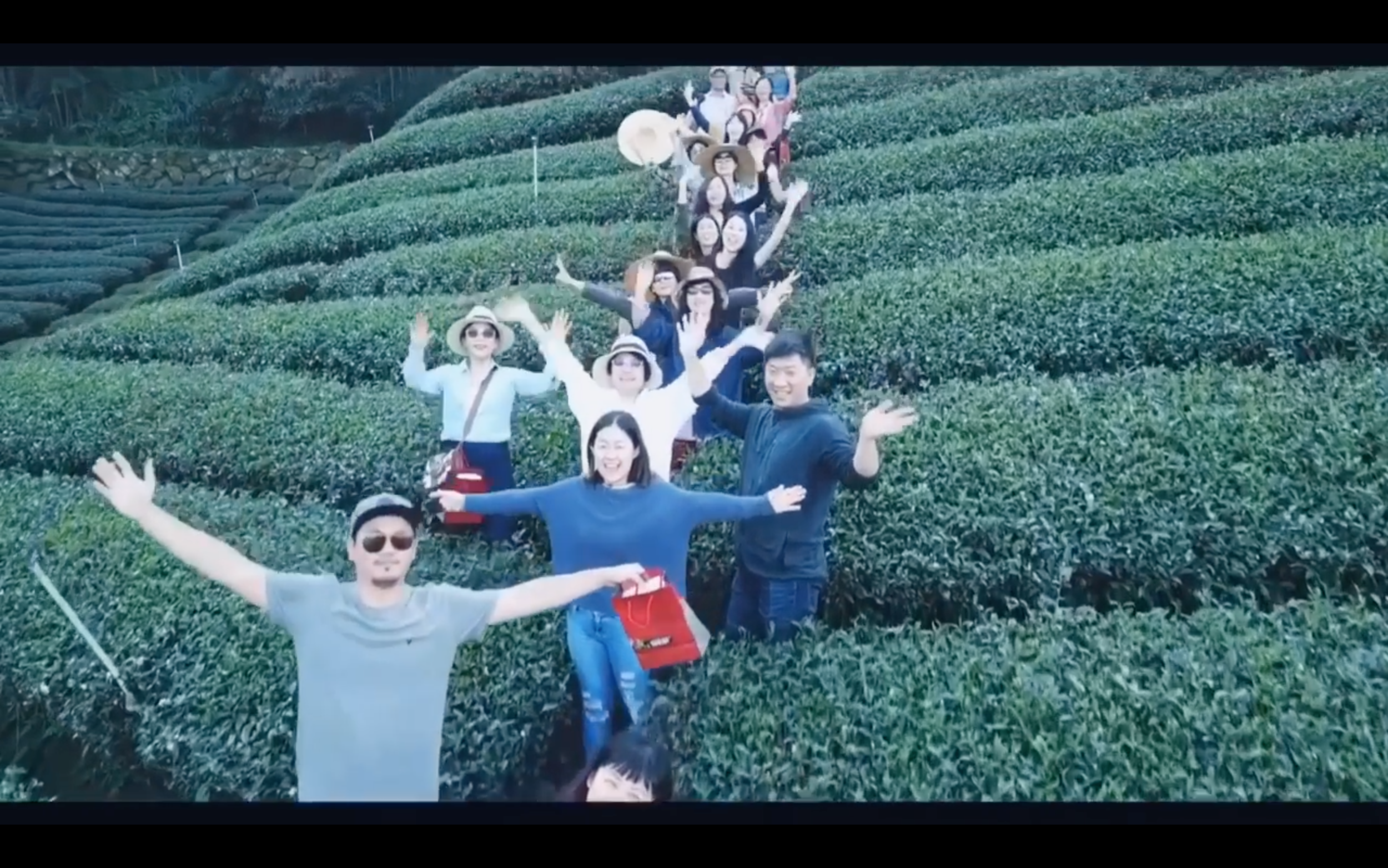 在山的那頭 升起一架來自城市的空拍機 