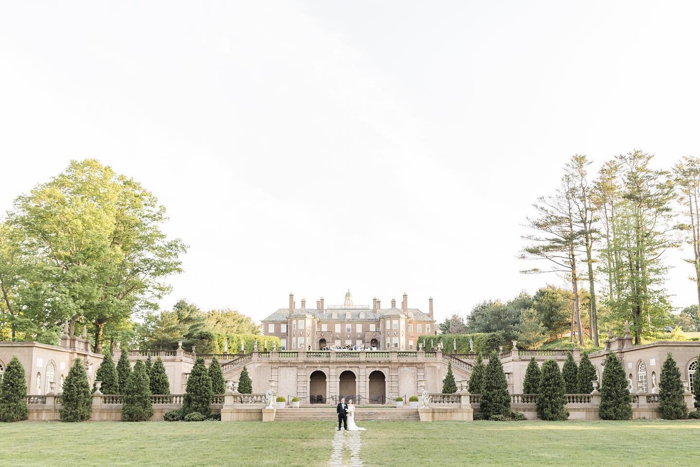 Wedding Day perfection for Lauren &amp; Pat 🥂 
.
.

Venue: @craneestate_trustees
Photography: @laurendobish
Planning: @ashley_elaine_events
Catering: @firesidecatering
Florals: @afterallfloral
Band: @silverarrowband
Beauty: @lyndsaysimonbeauty
Weddi