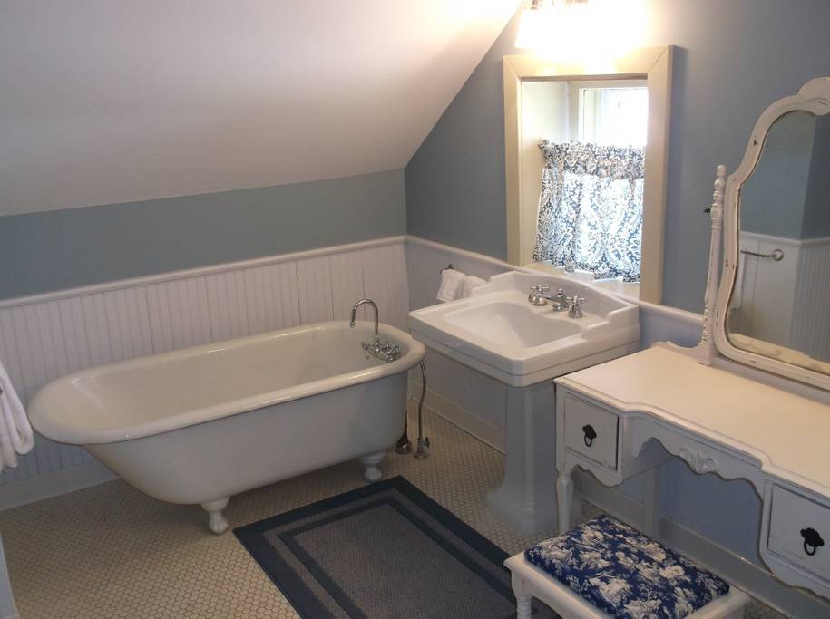 Fulll Bathroom - Clawfoot Tub