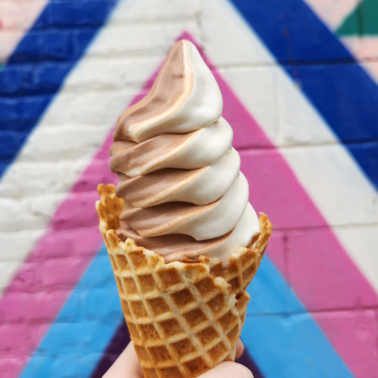 It's a beautiful day for soft serve! Come try our chocolate vanilla twist, it's transcendant! Dairy and vegan versions available now 😋