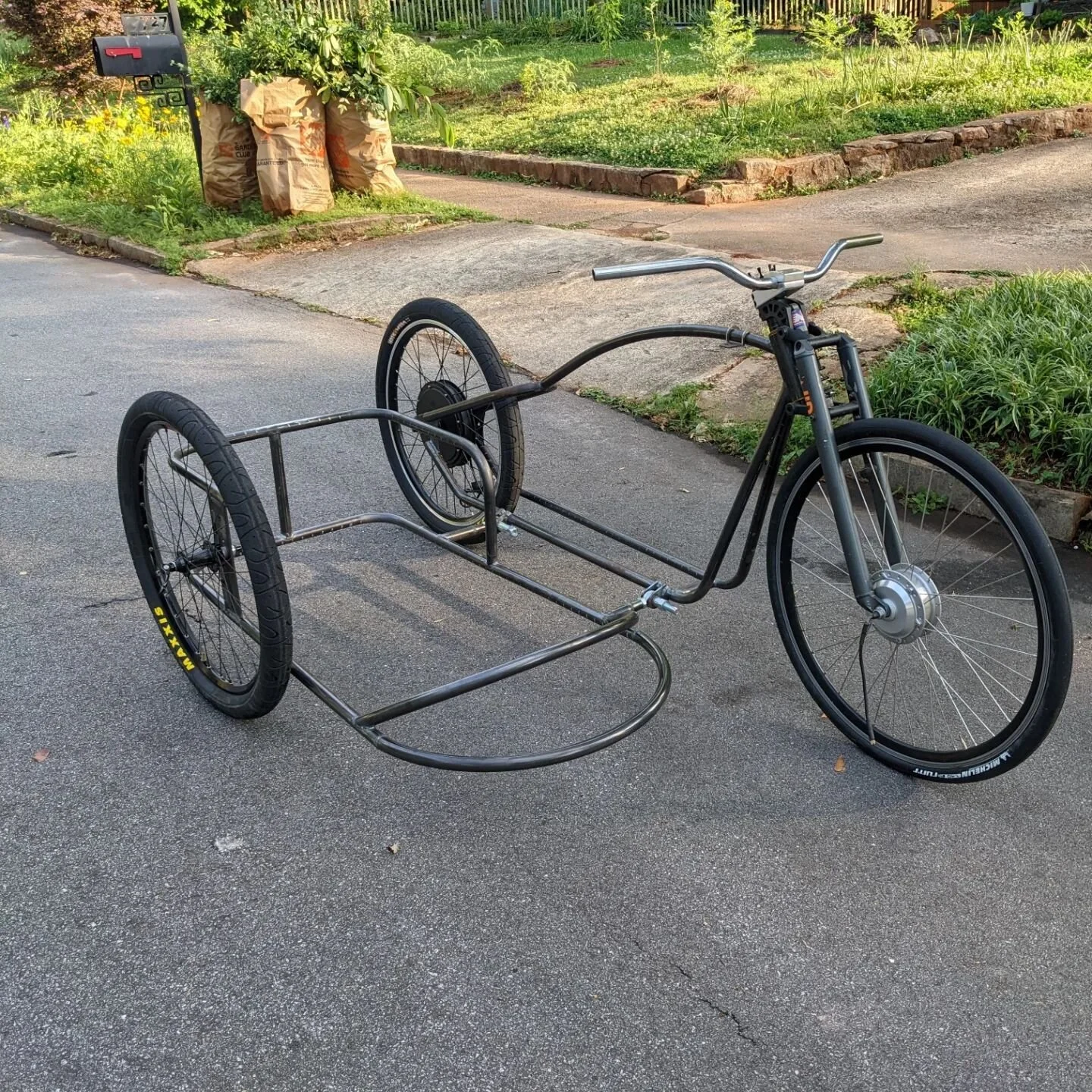 Dual electric motor with side car.
.
.
.
.
.
#caferacer #bobber #custombike #motorcycle #scrambler #chopper #biker #custom #motolife #harleydavidson #ebike #electricbike #sidecar