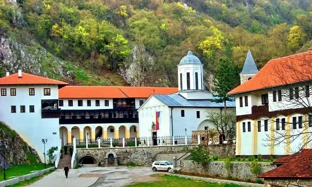 manastir-svete-trojice-24632-original.webp