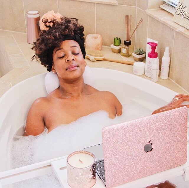 #covidtips JUST CHILLLLLL!!! I ran off to escape hubby and the kids and just needed to relax. This new normal can really take a toll on you but it&rsquo;s important to take care of you...especially now. Soooo...jumped in the bathtub, got a ton of bub