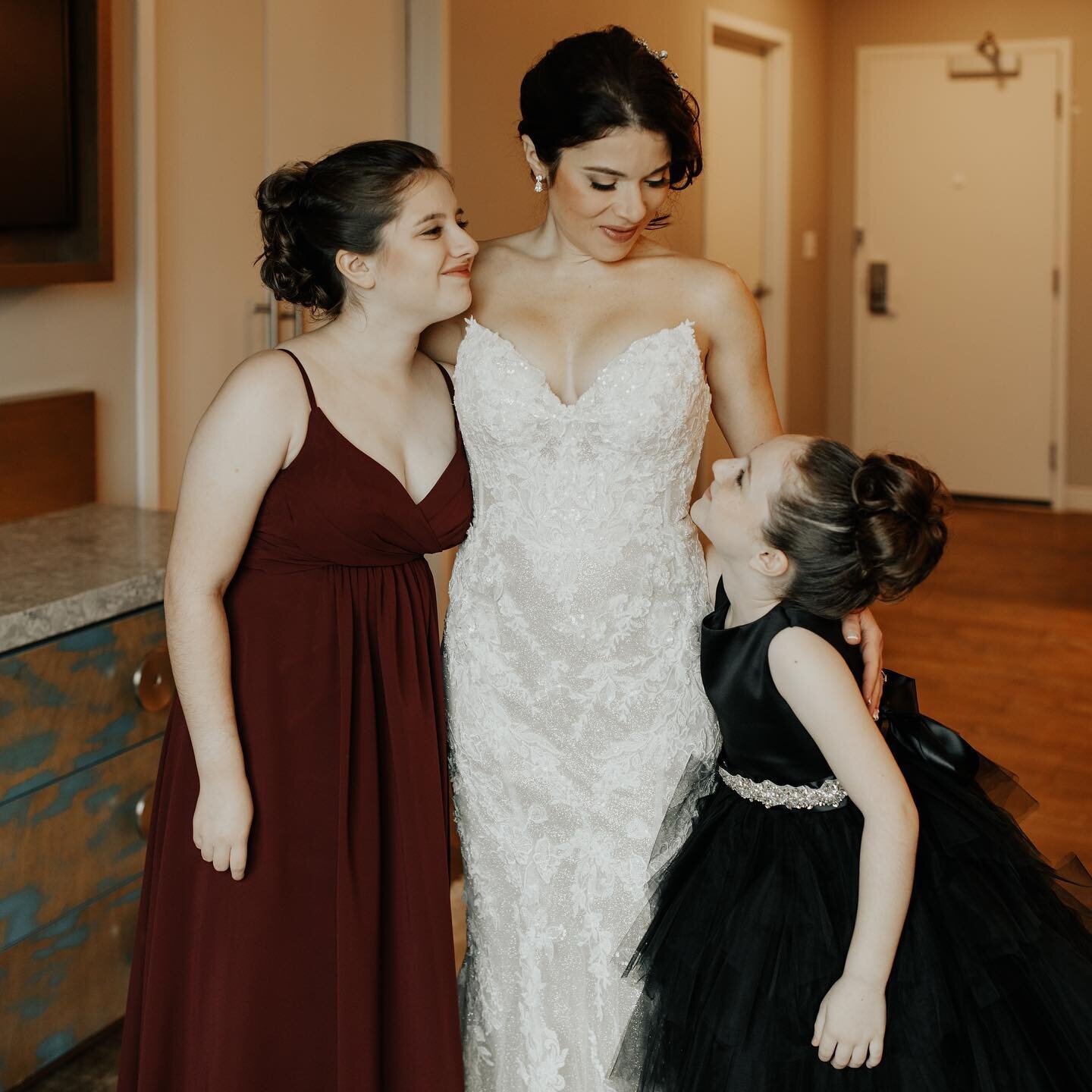 Only a few days left to save $200 on your weekend wedding package for a luxury makeup experience.  Book before the end of April and save $200 on your deposit. 

Photo by @barbarannphotography 

#mua #makeup #makeupartist #weddingmakeup #weddingmakeup