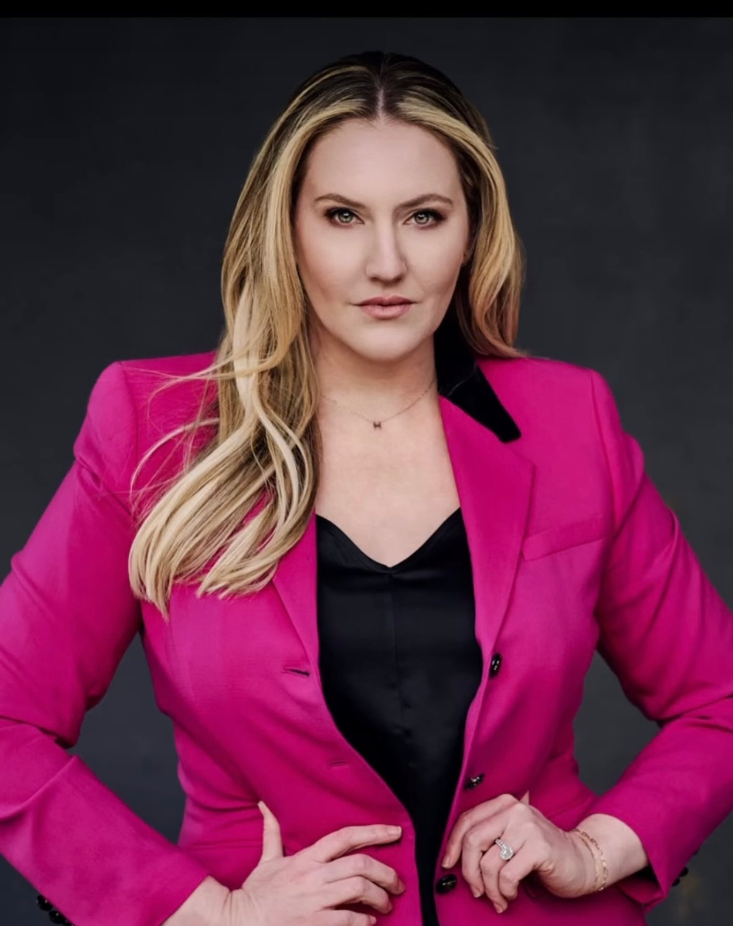 Summer is great time to update your headshots and branding images.  Contact me today to book professional makeup before your photos. 

Photo by @portraitsbyadri 

#mua #makeupartist #makeup #professionalmua #professionalmakeup #professionalmakeuparti