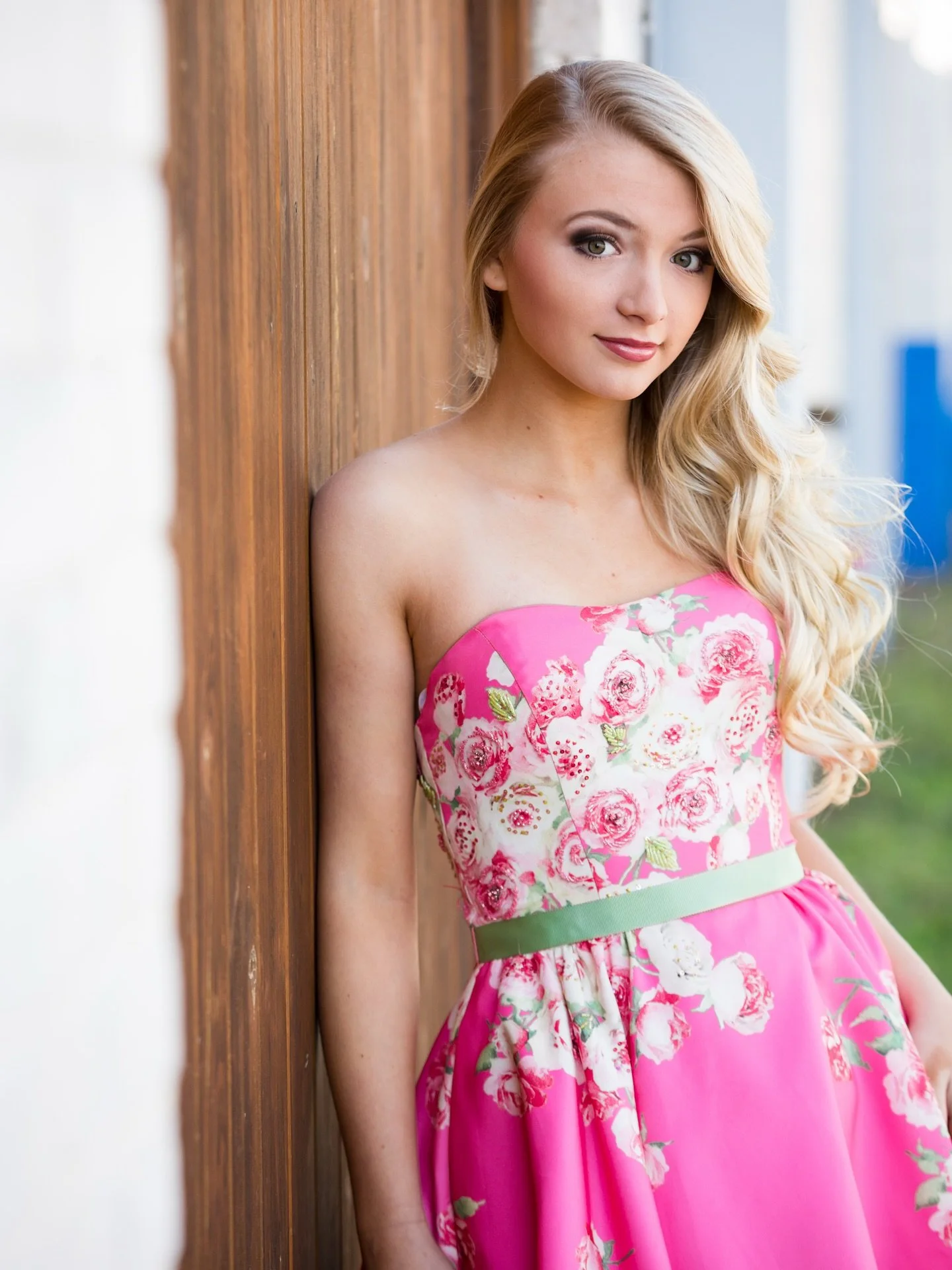 Class of 2026 your high school yearbook photo might be done but you still have your seniors pics happening all year.  Contact me today to book a makeup session 

Photo by @indigokristin