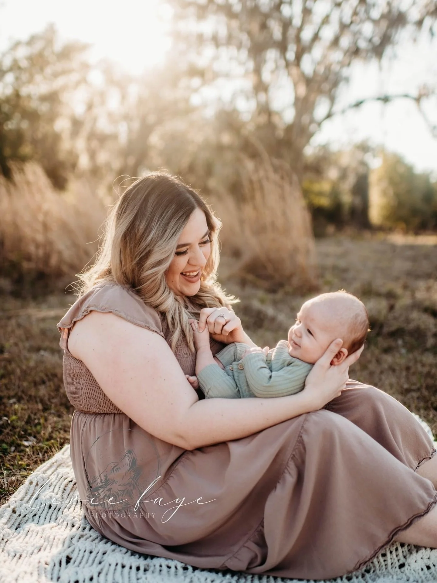 Mamas don&rsquo;t forget to book professional makeup before you new born and baby photos.  Contact me today to book 

Photo by @liviefayephotography