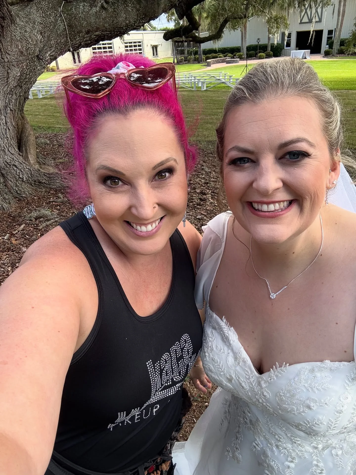 Todays beautiful bride who was genius enough to build a fan into her bouquet. 

Hair by @dhairmomma