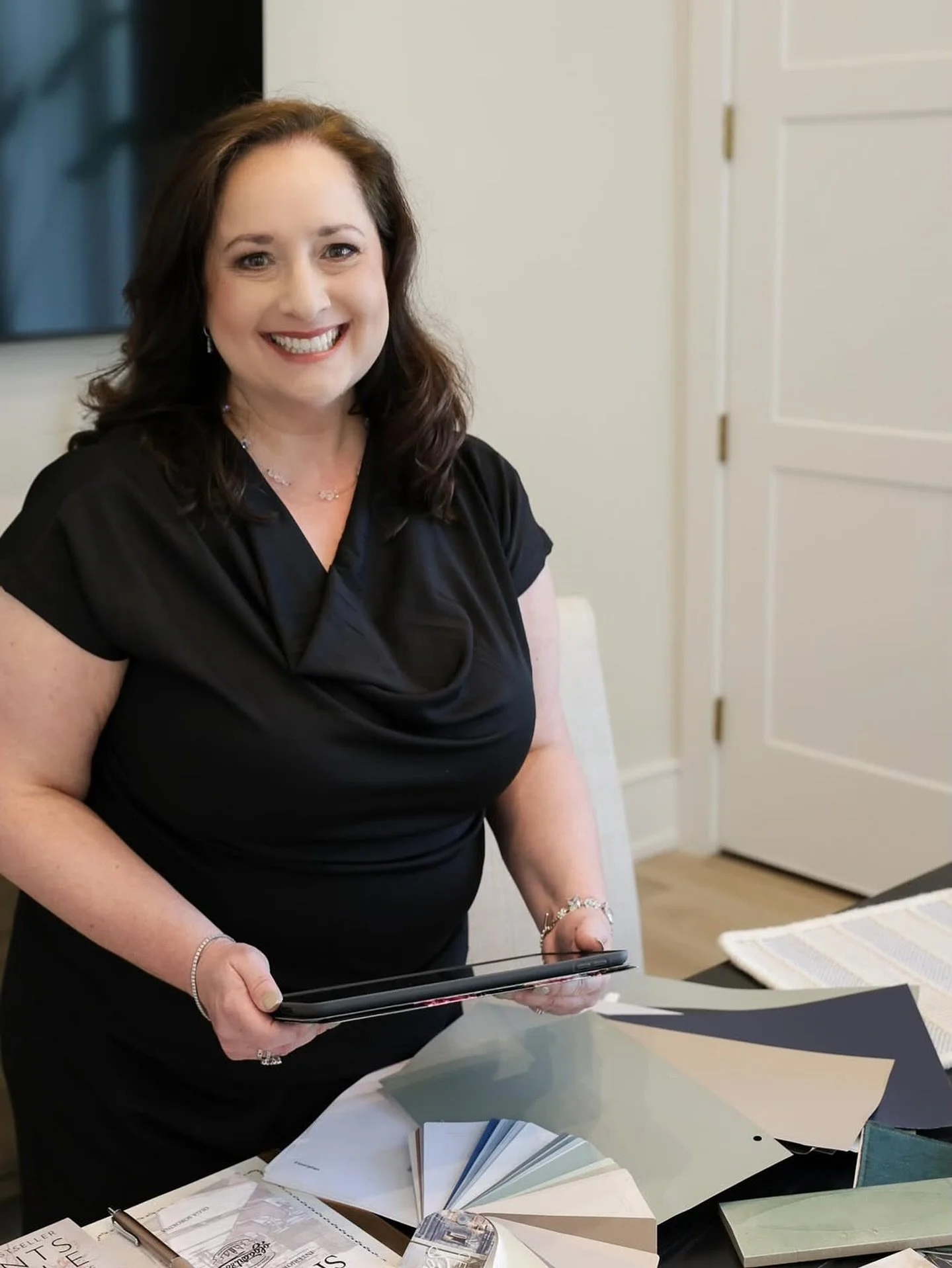 Loved getting @designsbyheather.llc ready for her branding shoot with @creativecontentbysarah in Jacksonville. If you are doing branding sessions make sure you are putting your best face forward with professional makeup.  Contact me today to find out