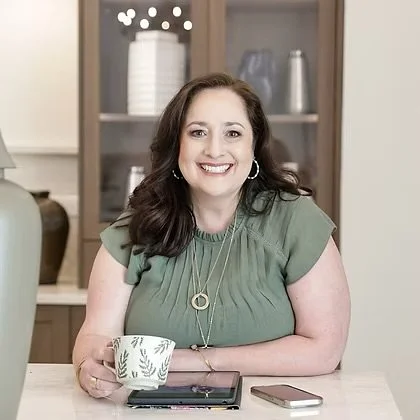 Loved helping to get @designsbyheather.llc camera ready for the images by @creativecontentbysarah for her new website www.designsbyheatherllc.com