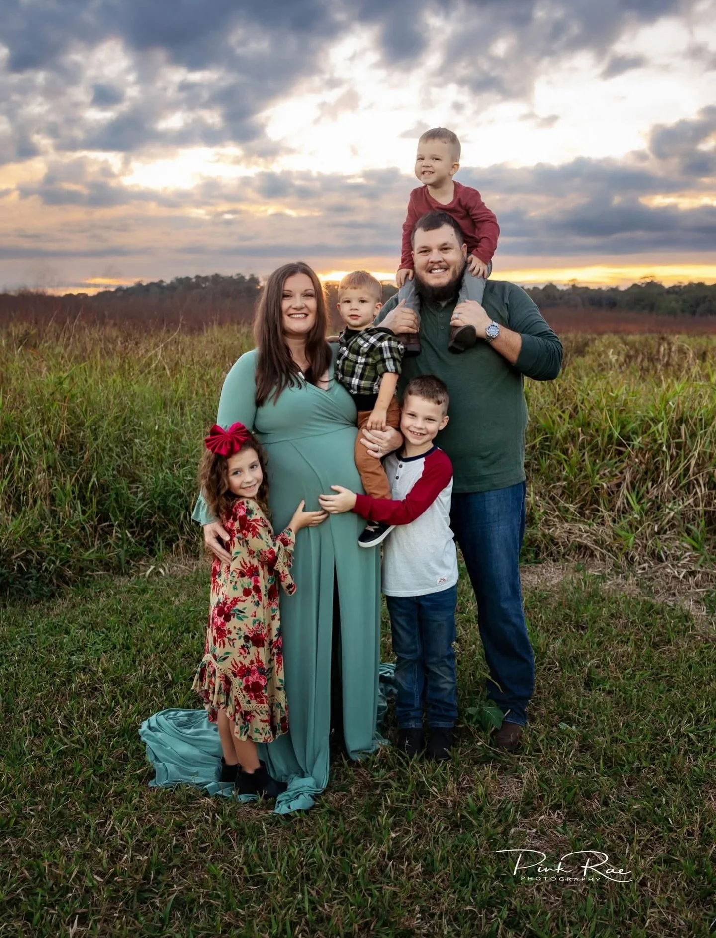 Mama put your best face forward in your family photos with professional makeup before.  Contact me today to book

Photo by @pinkraephoto