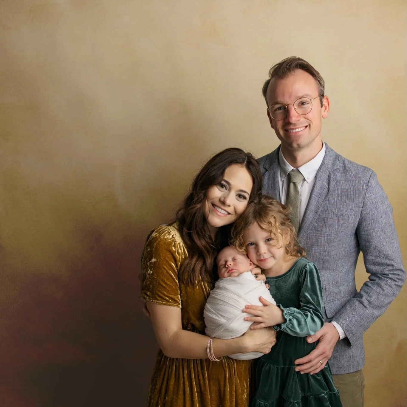 It&rsquo;s the time of year for family photos.  Moms give yourself 30 minutes to relax and get pampered with professional makeup before.  You do so much getting everyone else ready give yourself that moment too. 

Photo by @gainesvillenewborns