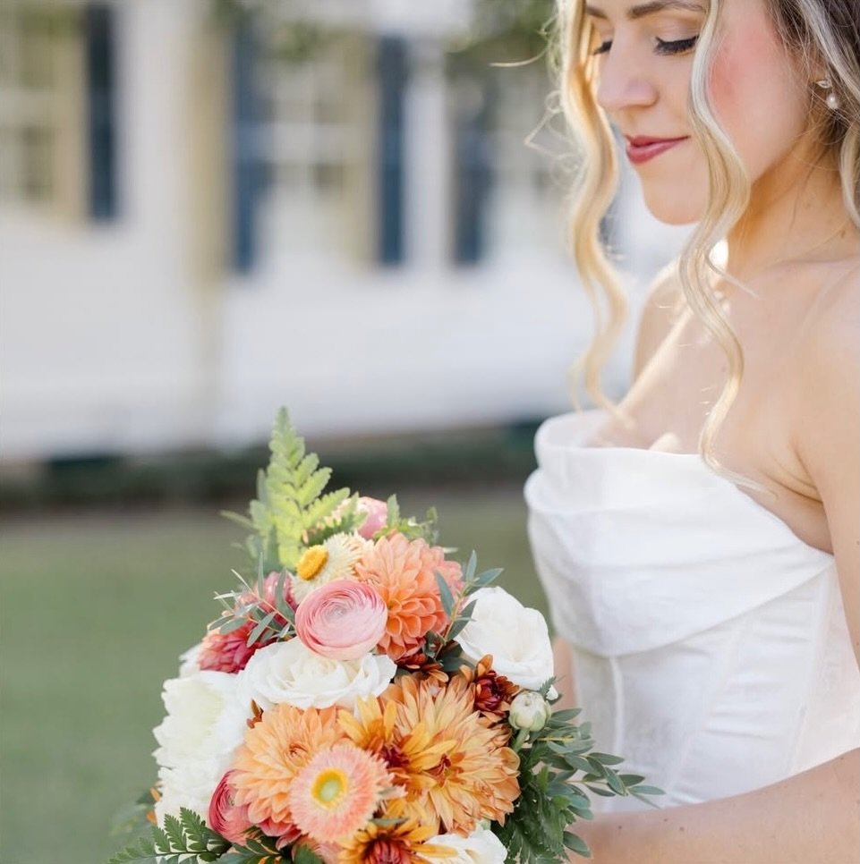 Brides to be contact me today to lock in 2025 rates for a luxury wedding makeup experience that goes beyond just makeup application.  Rates go up January 1st so don&rsquo;t miss this opportunity 

Location @pebblehill_specialevents 
Photos by @jennal