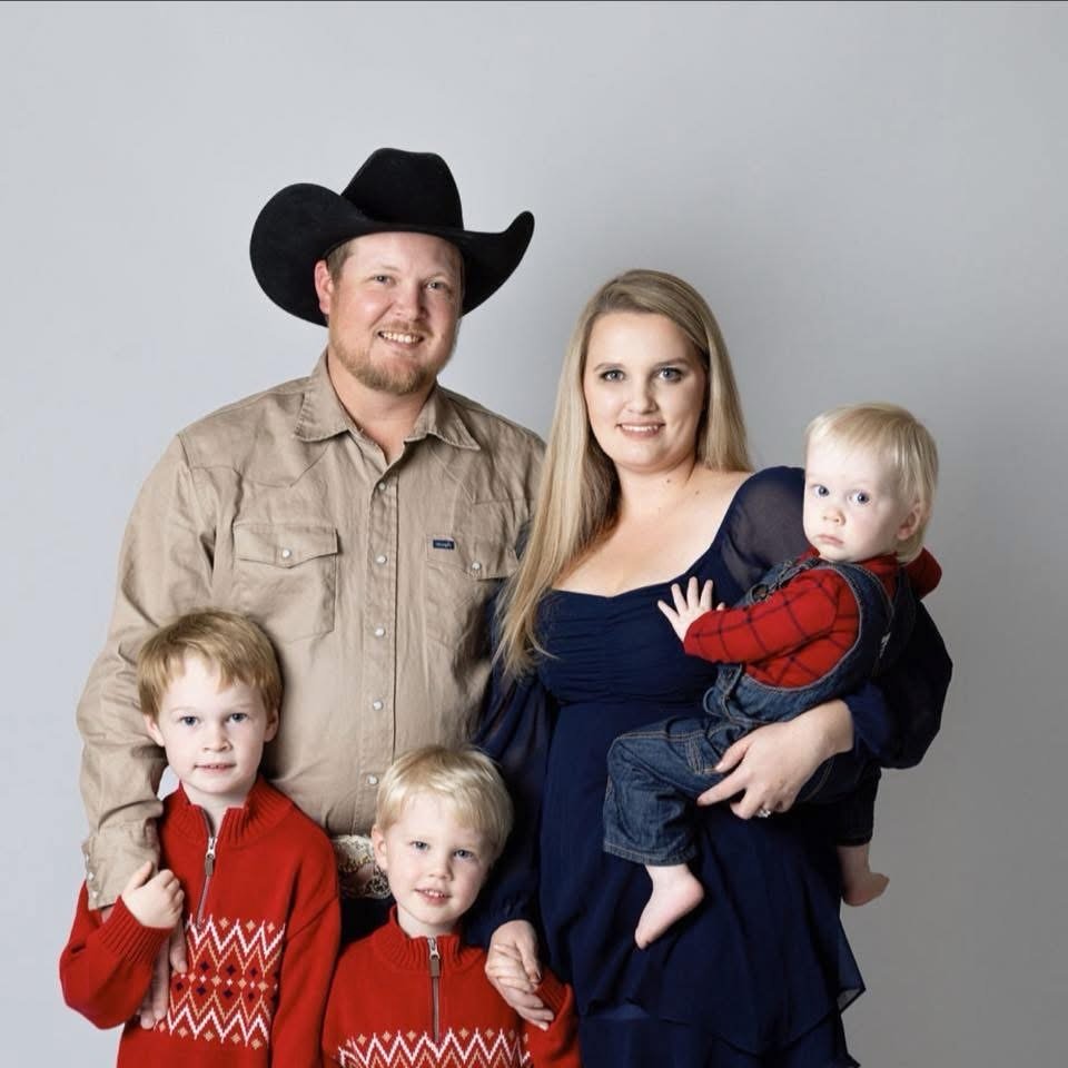 Love getting busy mamas ready to go on camera for their family photos.  And especially love when it&rsquo;s a mama I&rsquo;ve had the honor working with since her wedding day before the 3 kiddos.  Thank you @emma_dugger21 for always trusting me with 