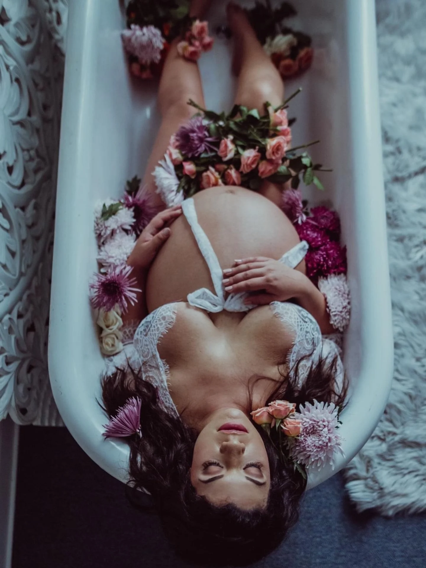 Mamas to be let that pregnancy glow shine with professional makeup before your maternity session.  Contact me today to book. 

Photo by @sirenboudoirstudio