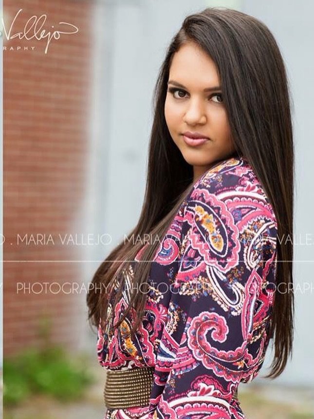 High school seniors you still have a few months to do your senior photos.  Make sure you put your best face forward with professional makeup before.  Contact me today to book. 

Photo by Maria Vallejo Photo