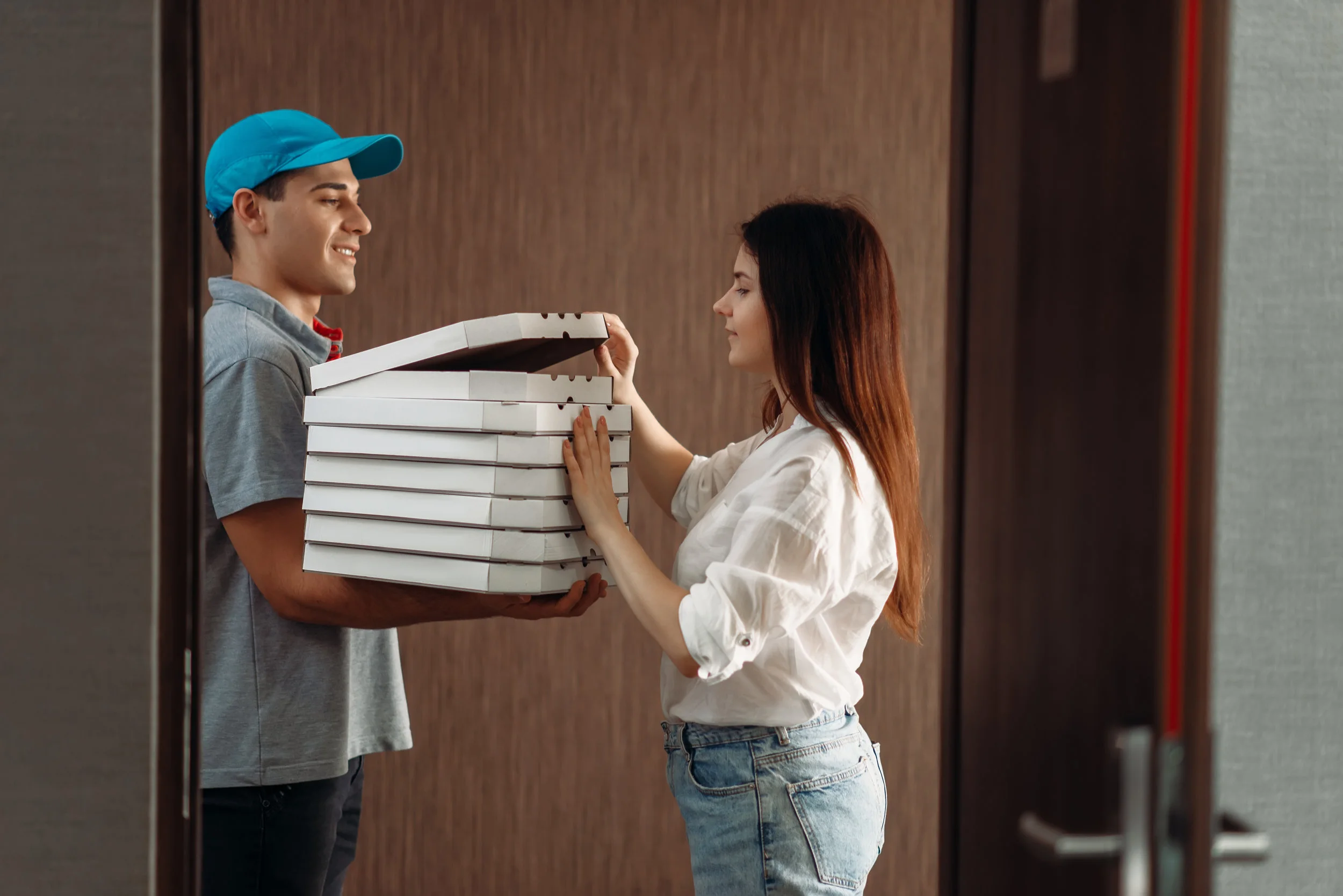 female-customer-on-doorstep-and-pizza-delivery-RAMCFSU.jpg