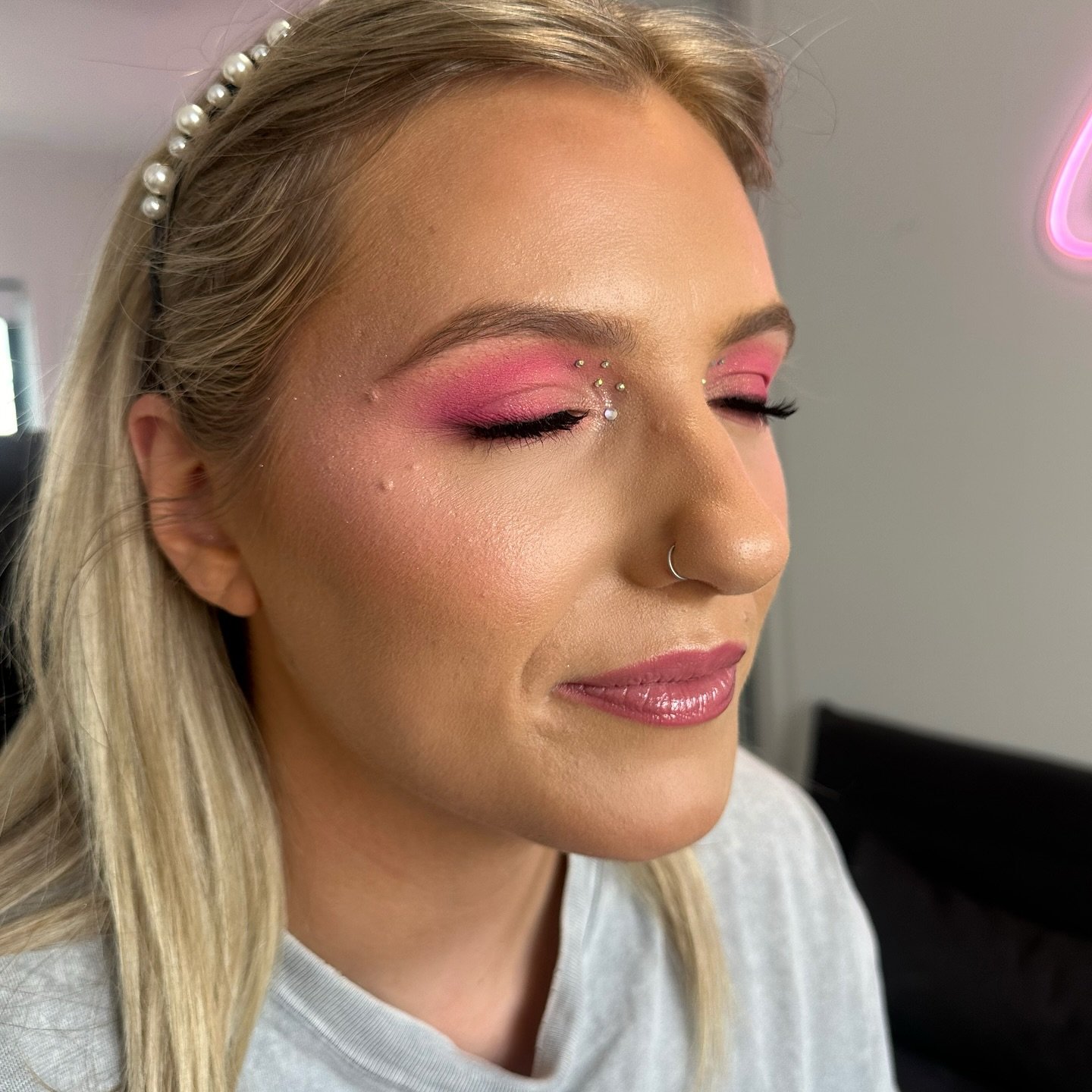 A bit of fun with the pink &amp; sparkly Coachella themed hens look 💓✨✨ 

#adelaidemua #adelaidemakeupartist