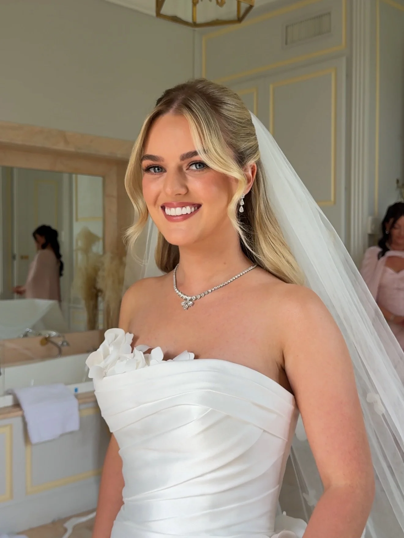 What a way to start my season in Europe, @ruby.milne an incredible bride with her beautiful family and bridal party at the perfect @chateaudetourreau 🤍 

Working alongside @hairbyshantelskinner and @hollyfrasermakeup ✨ 

#destinationwedding #destina