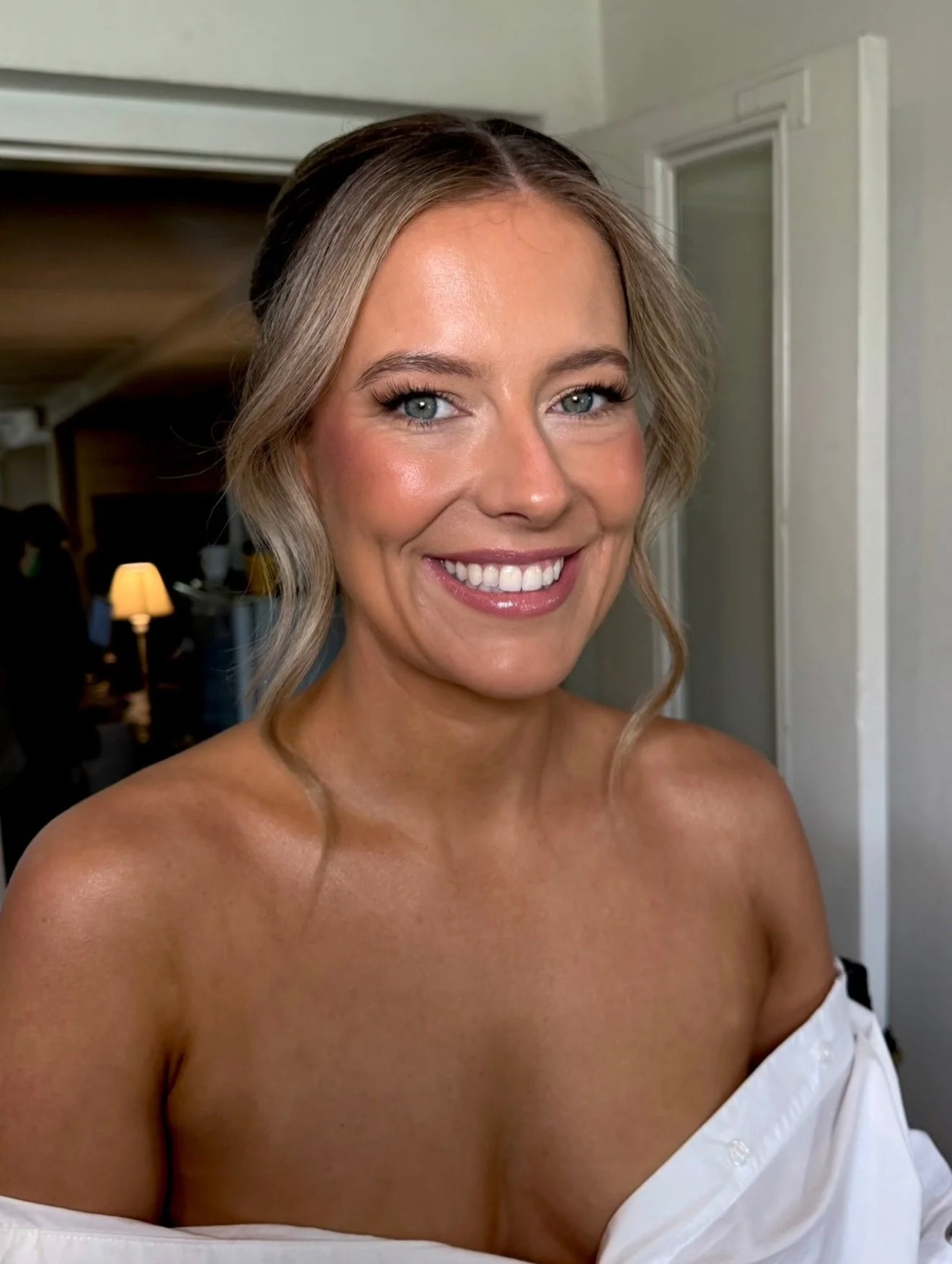 wow what a whirlwind back to aus! my first bride back at the start of October @bonnie.louise.92 for glowy soft glam and a french twist 🤍✨ can you believe i have done another 7 brides since! 

My Saturday weddings are completely booked out for Adelai