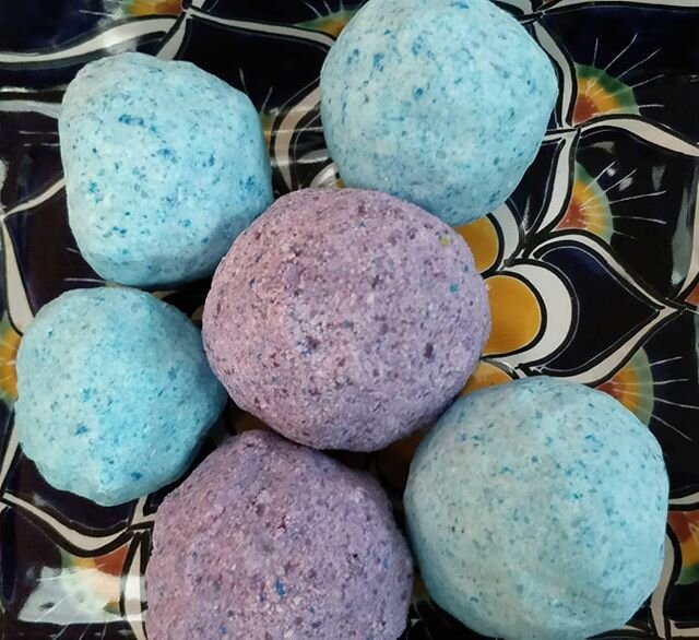 Today my daughter wanted to buy some bath bombs from a popular heavily perfumed bath bomb shop (not naming names, lol)
.
I knew we could make better ones! So we did!
.
We went to our local @bulkbarnfoods and picked up all the ingredients
.
Here is th