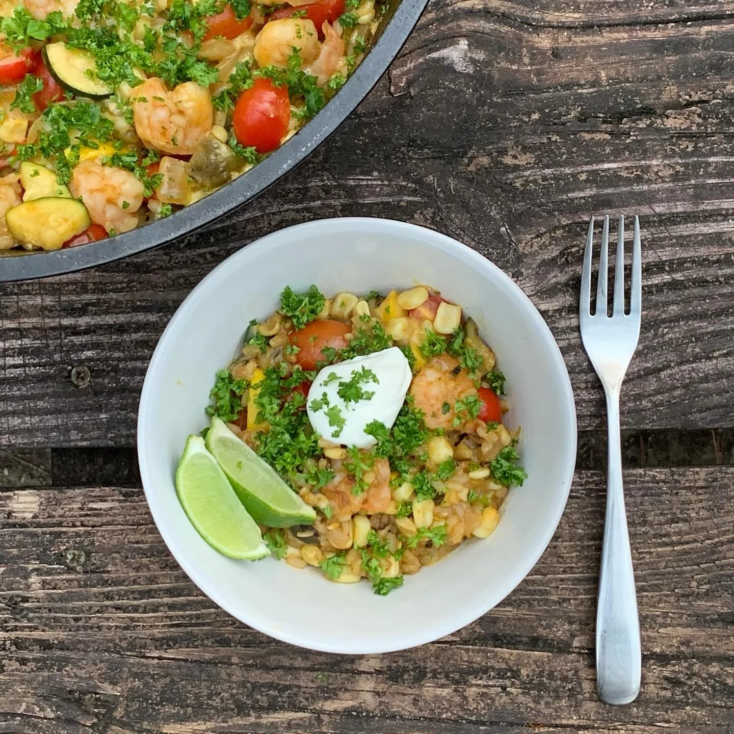 Our green chile skillet is inspired by the classic New Mexican calabacitas 🌽🌶️, but it&rsquo;s bulked up with rice + shrimp for a hearty one-skillet meal. Easy cooking, easy cleanup: just woosh out any stuck rice with the chain mail scrubber or a b