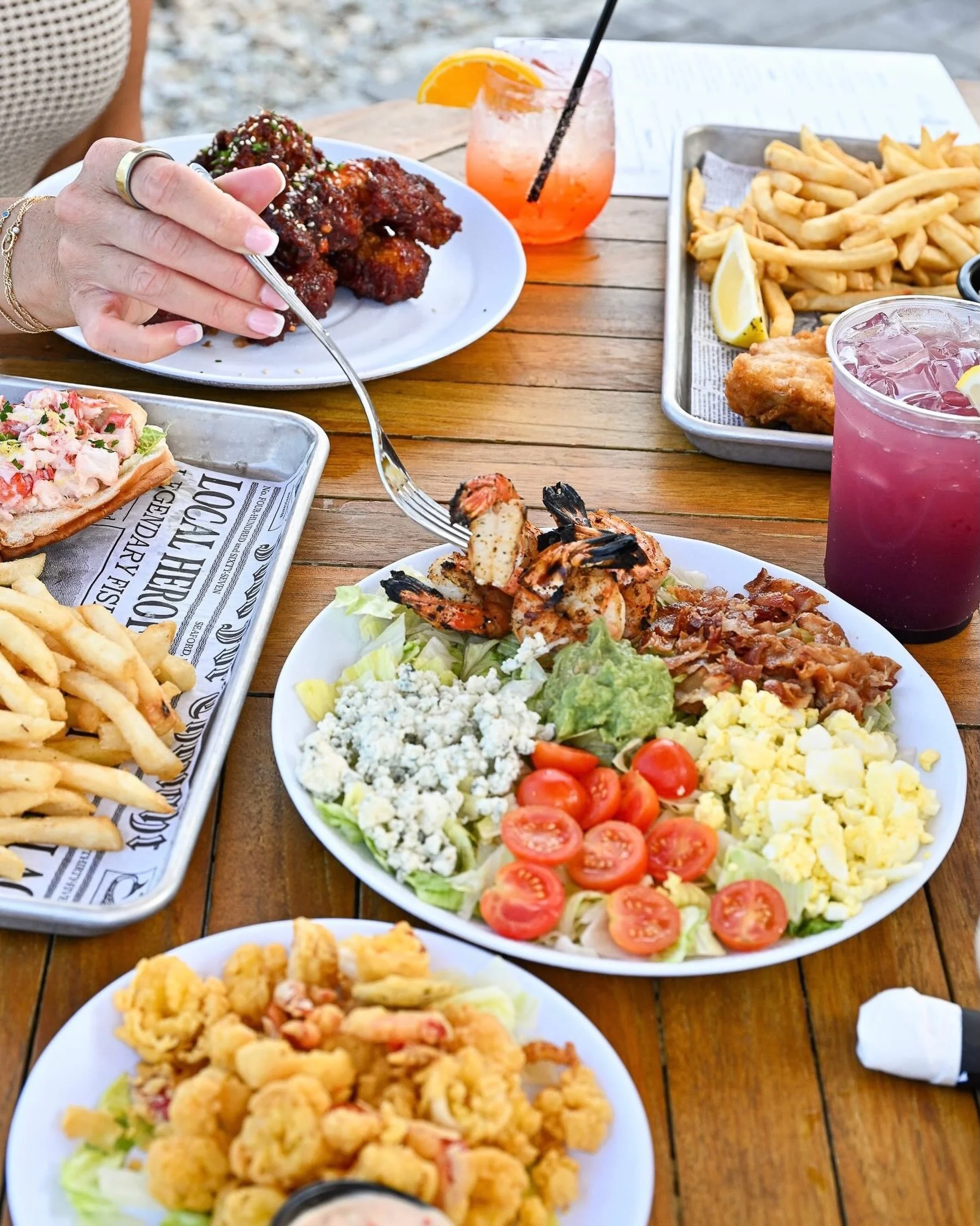 No Sunday scaries here! Join us today for a bite and a drink, or order all your favorites to-go 🙌

📸: @zoestonerphotography_