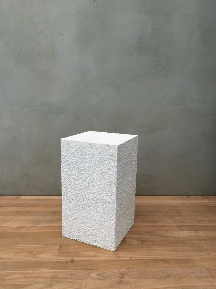 TEXTURED WHITE WOODEN PLINTH (400 X 400 X 700MM)
