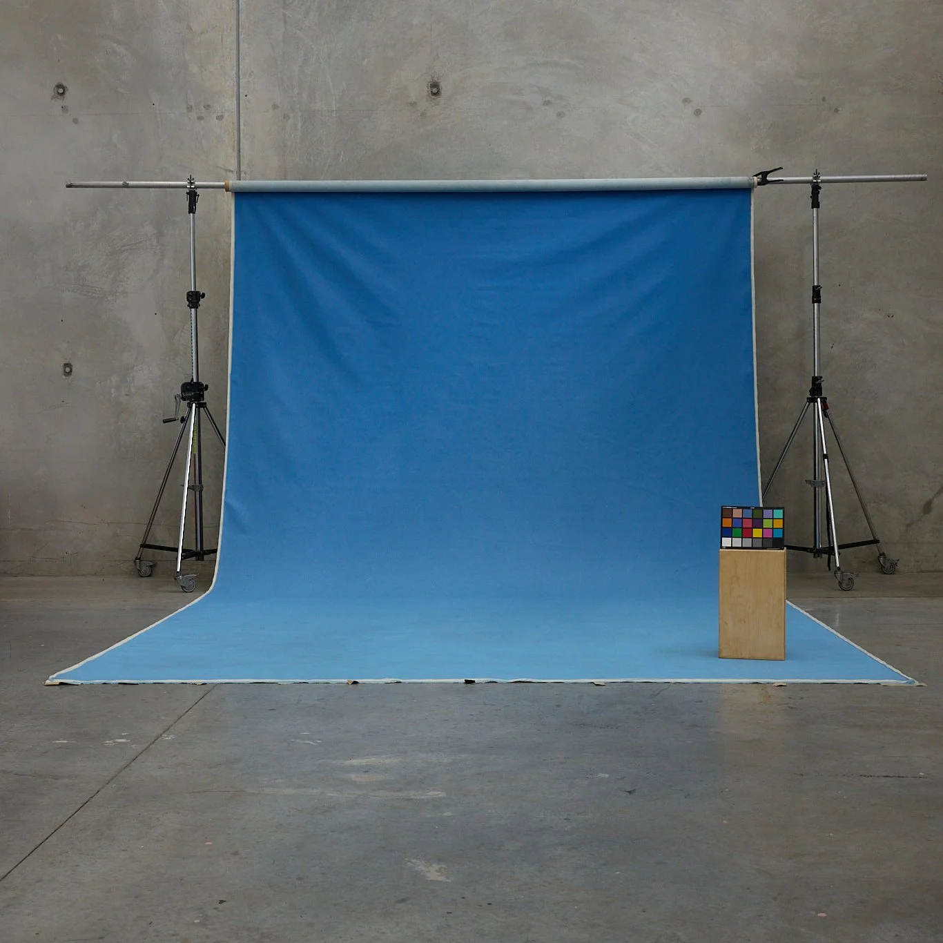 Schmidli Canvas Backdrop Hire - Blue Gradient - 12' x 20' Catalogue #1820