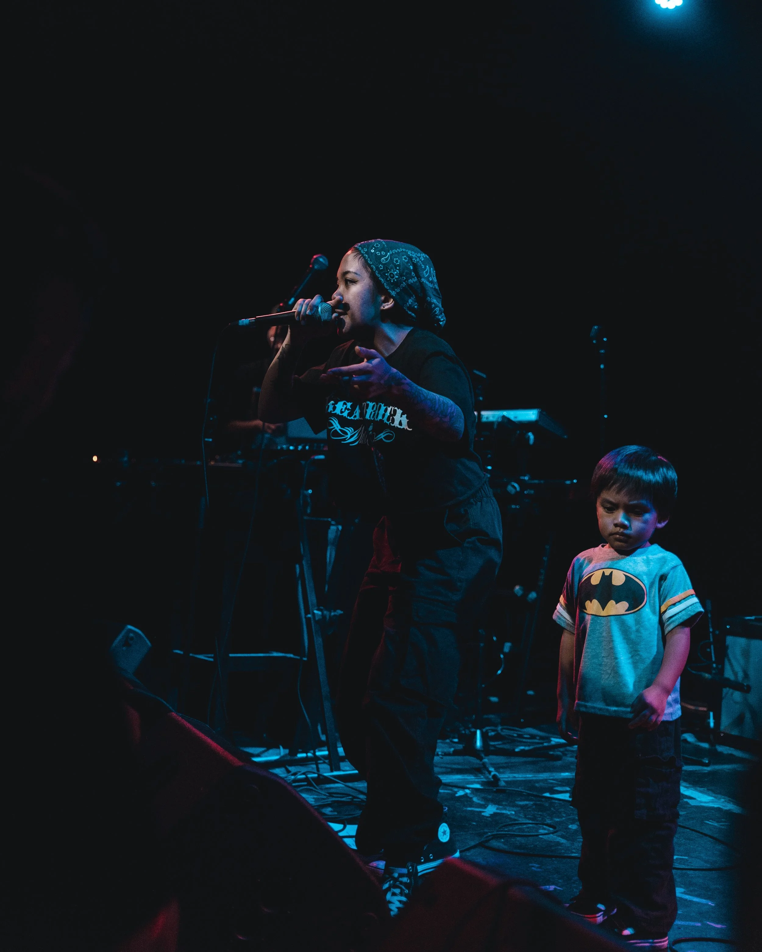 Klassy performing on stage with her son, Enok | Photo by @davidregoso
