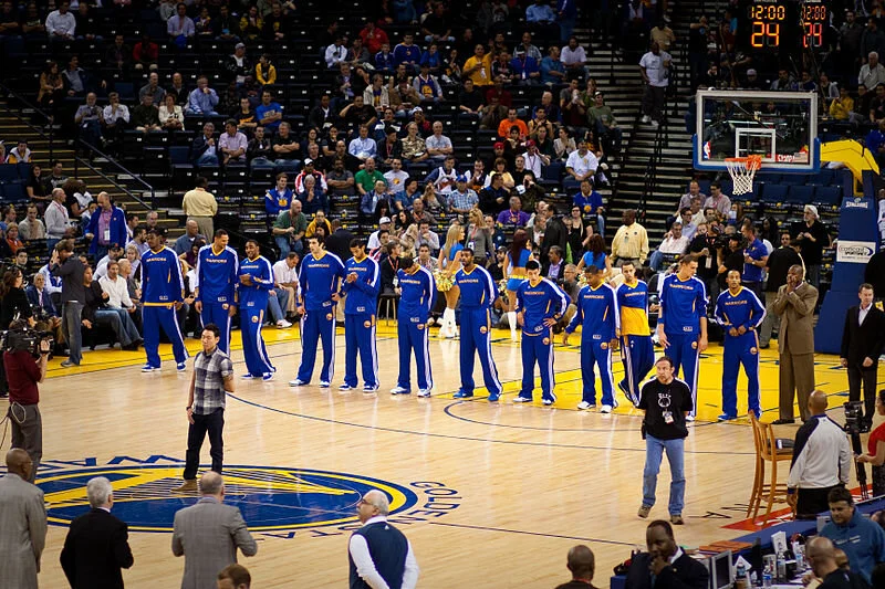 800px-Golden_State_Warriors_line_up_pregame_vs_Pistons_2.jpg