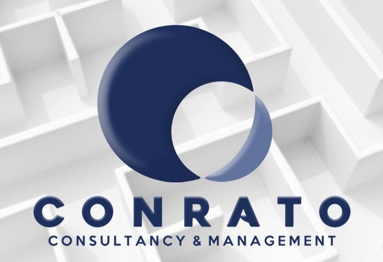 Logo van Conrato Consultancy & Management met een abstracte blauwe cirkel en een maan- of schilfervorm, op een witte achtergrond met een rasterpatroon.