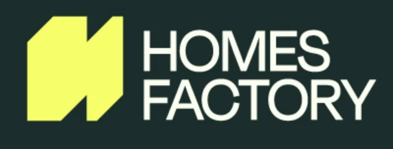 Logo van Homes Factory met een geel symbool en witte tekst op een zwarte achtergrond.