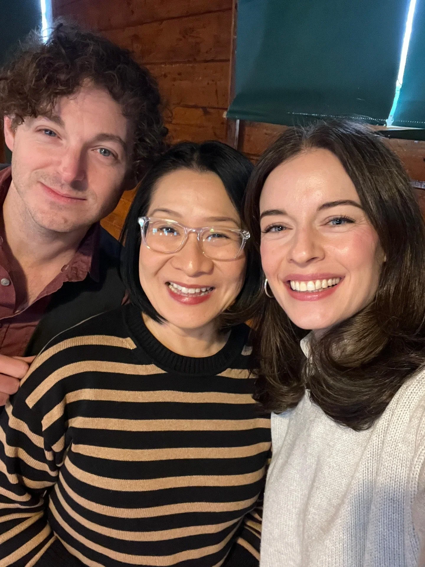 Back to the scene of the crime! Early viewing of the first two episodes of #TheArtist and got to hug @fensma @chrisjehnert @brienwithane @averileemua again! Miss you all! And this series is SO GOOD!!! I can't wait to watch the rest.

#TheArtist premi