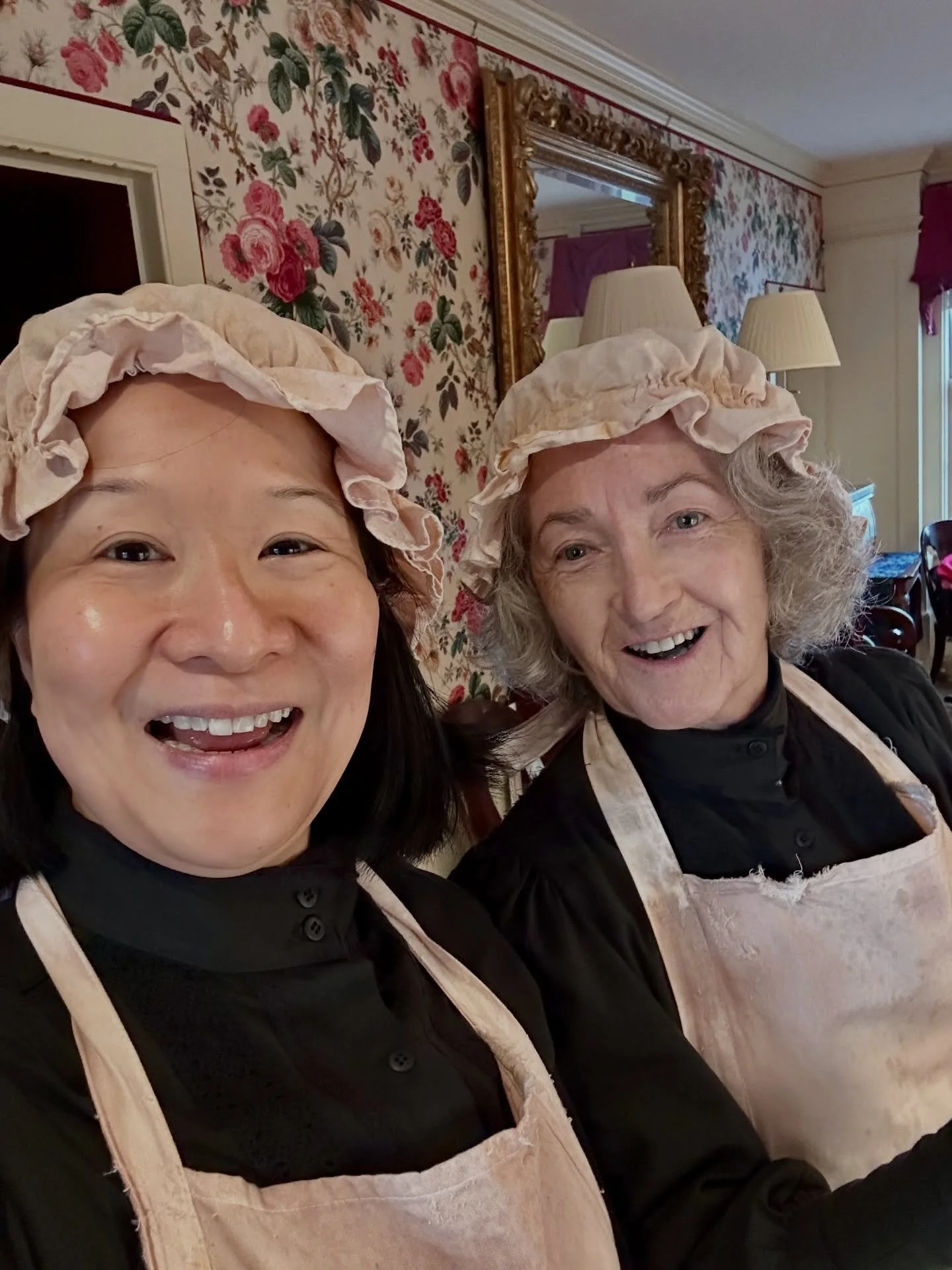 1st day ➡️ last day. So grateful I get to work with these artists in #TheArtist 😉

Open your presents and watch part 2 of #TheArtist today in @thenetwork.stream 

PS: those 3 chicken were background actors and they demanded their own dressing room. 