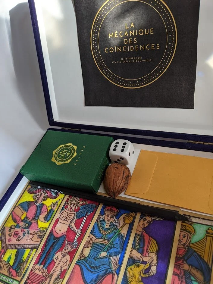 Un kit “à ne pas ouvrir avant le début du spectacle” est envoyé par lettre à chaque spectateur dans la version à distance. Il leur permet d’interagir en direct avec le spectacle. Le kit n’est pas obligatoire pour assister au spectacle.