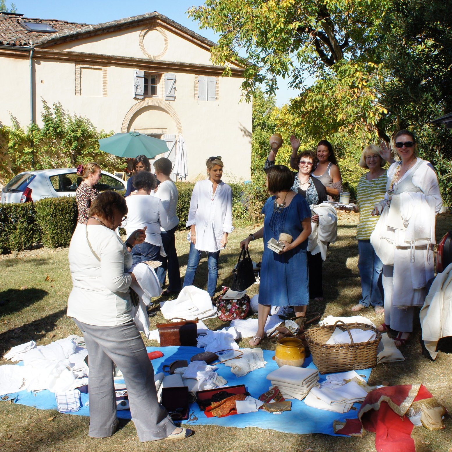Fabienne+comes+to+the+Chateau+with+her+vintage+linens.jpg