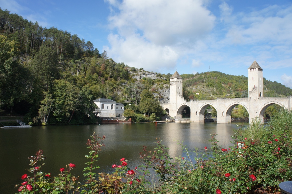 Medieval Pont Valentré in Cahors.jpg