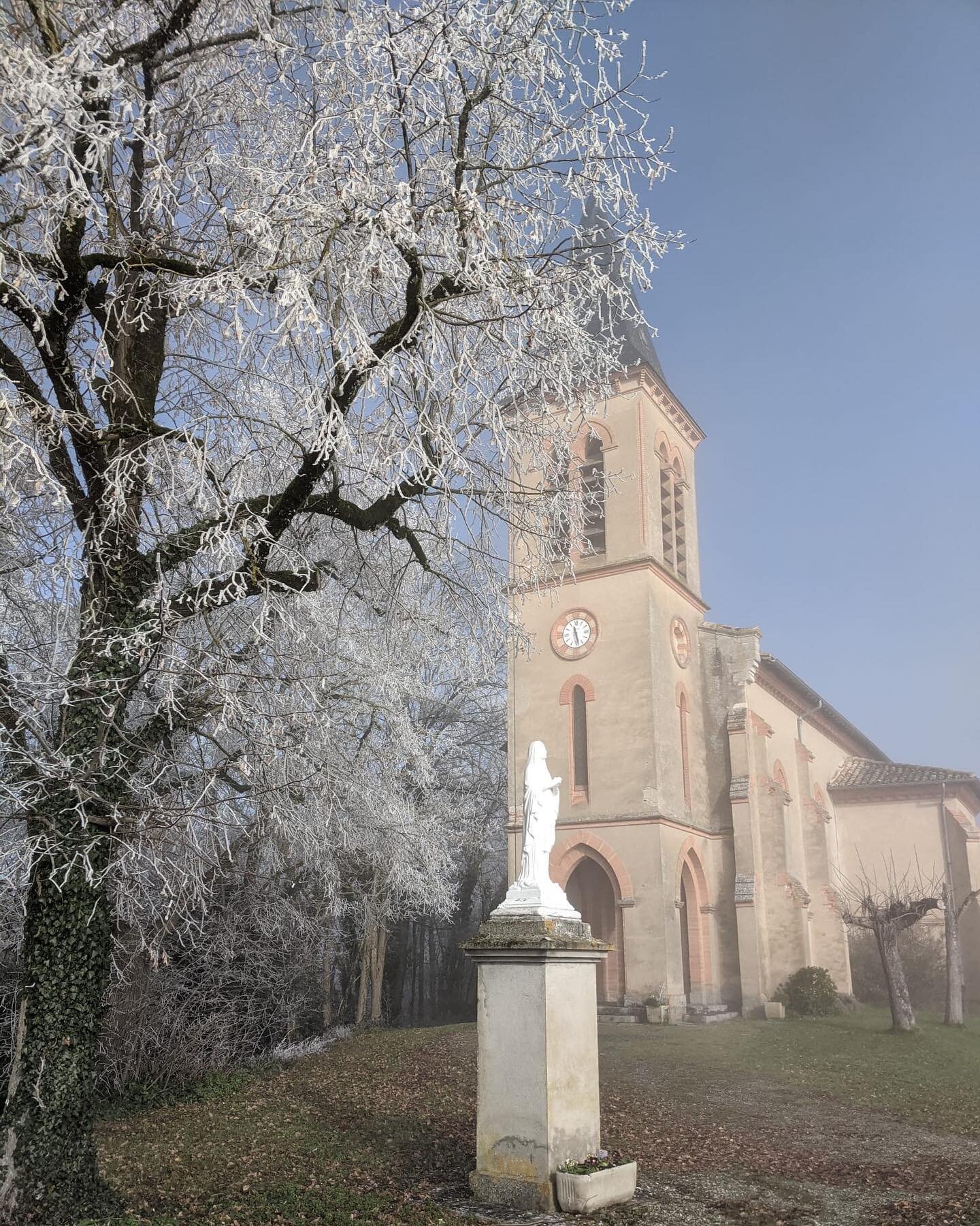 It&rsquo;s looking eerily beautiful but quite chilly in Auty!  #winter #frostymorning