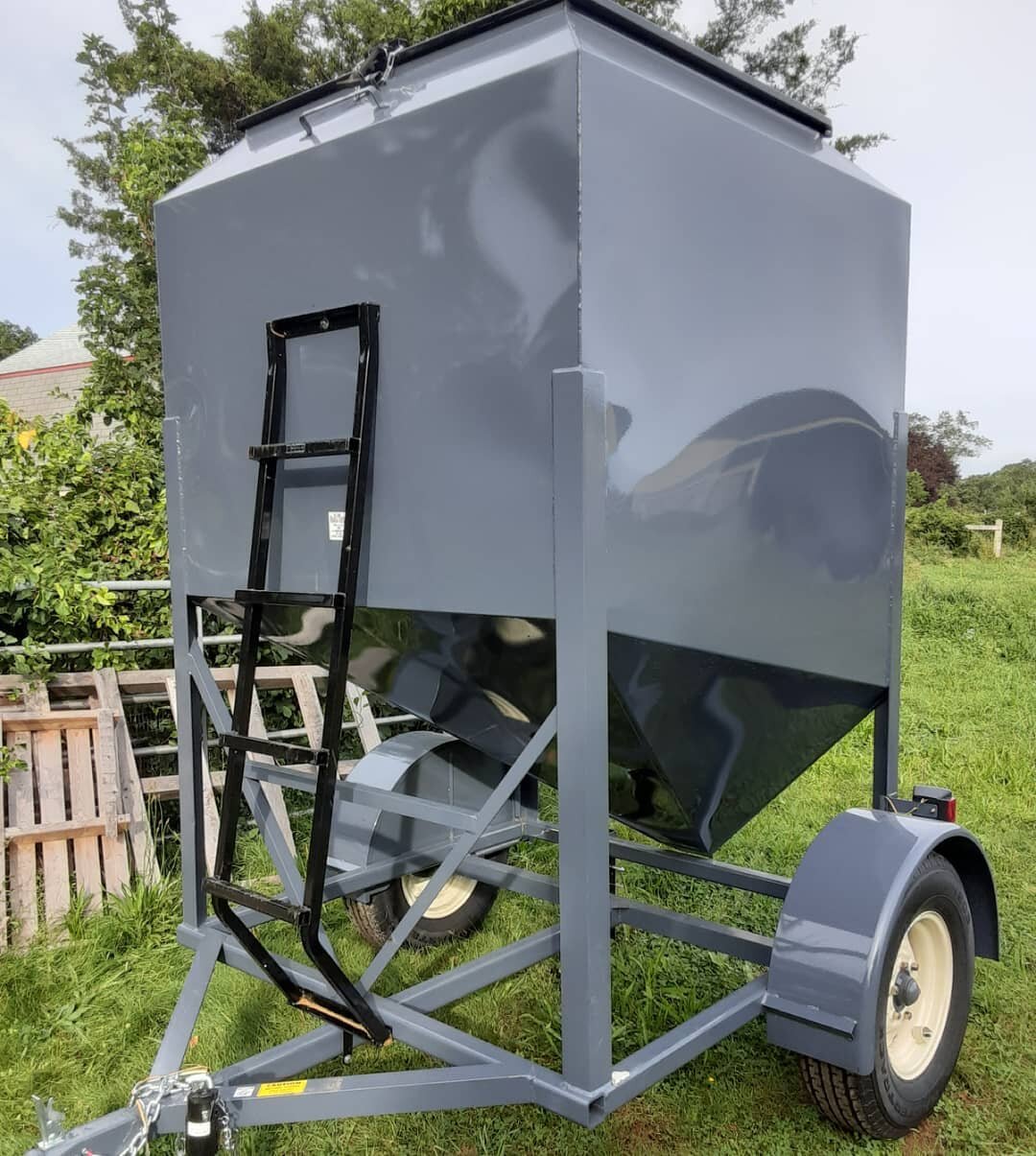 Maybe not the most exciting post, but this 3 ton grain bin for our chicken feed is a game changer! We have been feeding out a ton of food a week from 50lb bags. Getting feed in bulk will save both time and money. Happy chickens happy farmers. @flying