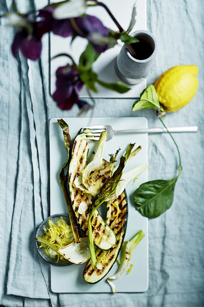 GRILLET SQUASH, FENNIKEL OG VÅRLØK MED URTEOLJE