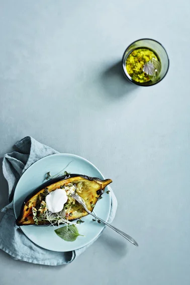 OVNSTEKTE AUBERGINER MED KESAM OG MYNTEPESTO