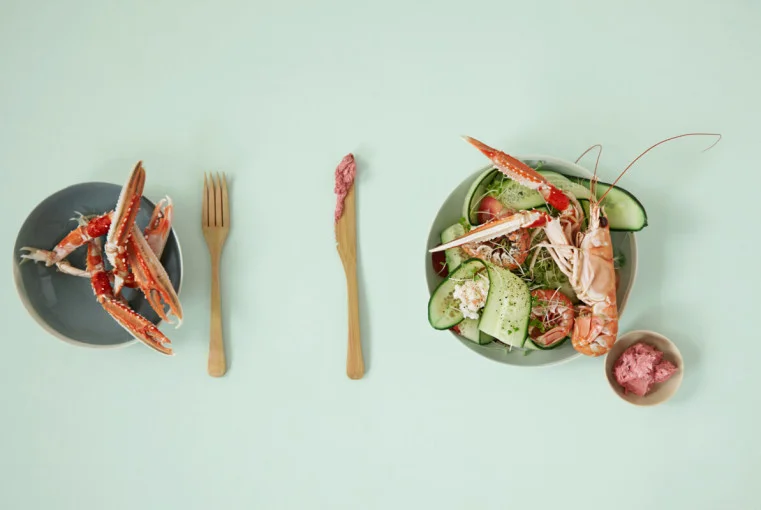 Agurk&amp;rabarbrasalat med sjøkreps og rødbetsmør