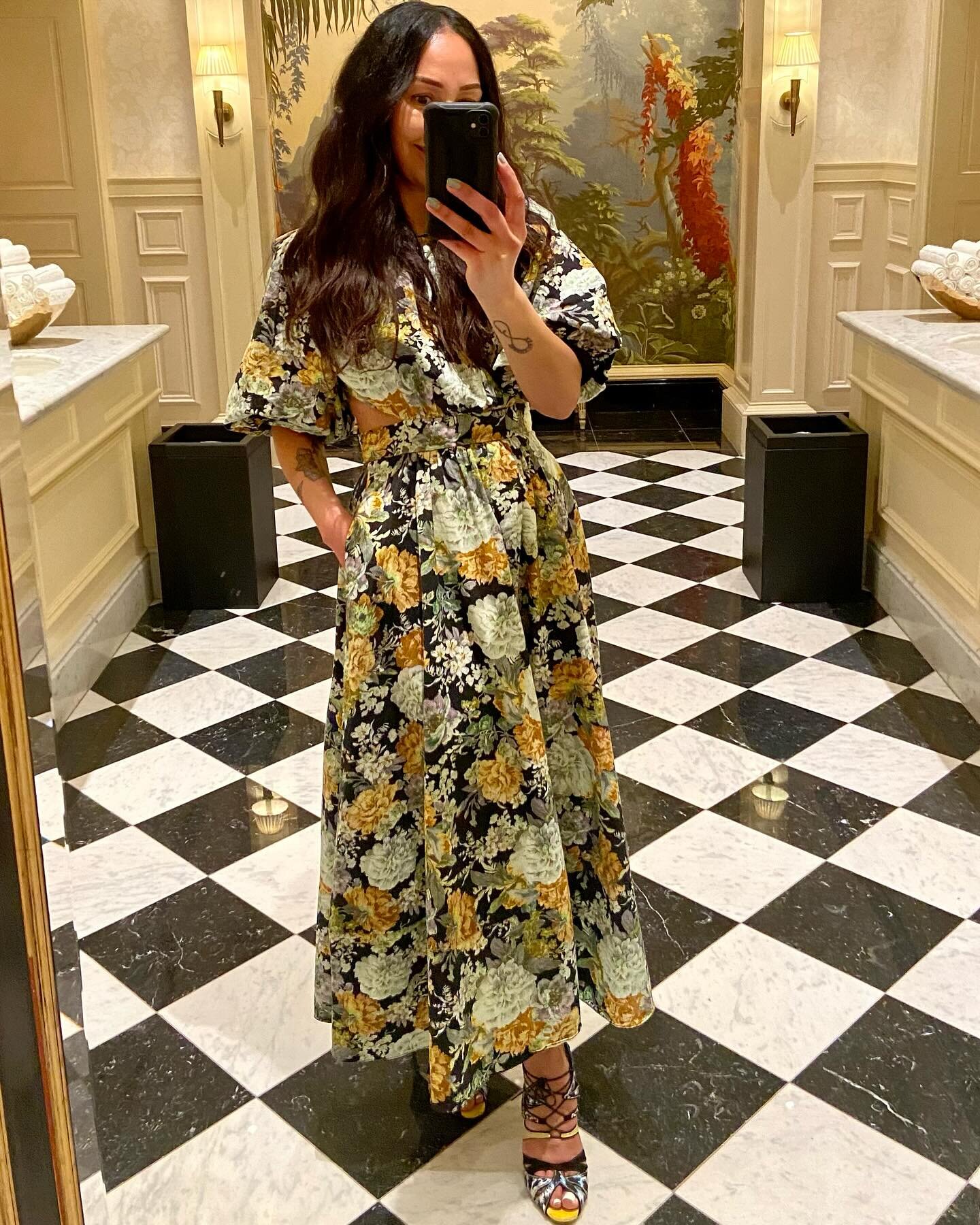 Customer service 🤎
 
I was lucky enough to be at The Savoy in London this past weekend. 

Hence the selfie in one of THE most lush bathrooms I&rsquo;ve ever been in.
 
One of the key things that made the visit so special was the impeccable service w