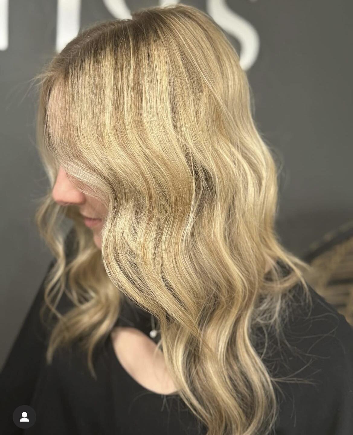 Lowlights are the new highlights. They're a subtle way to add dimension and interest to your hair without going too drastic
#jbangssalon #nashville #goldwellcolor #greenhills #nashvillehairsalon #jbangs #nashvillehairstylist #haircolorist