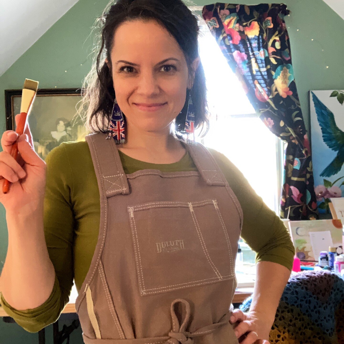 Armed for another painting session! Before I get messy with the acrylics, I like to put on my Duluth apron &ndash; it&rsquo;s heavy duty and super practical. 🎨 But first, I put on music and dance to get out of my head! Movement and music have become